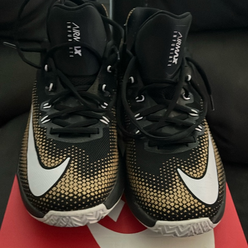 Nike Air Max Infuriate Low 9.5 mens Black/white-metallic gold